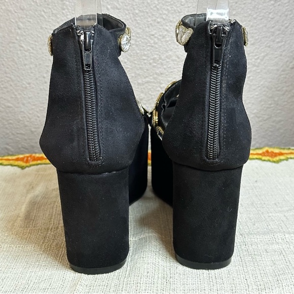 Lemon Drop by Privileged Black Velvet Platforms Sandals sz 8.5 - Picture 3 of 7
